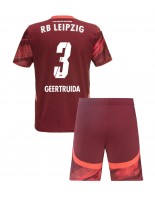 Otroške Nogometnih dresov RB Leipzig Lutsharel Geertruida #3 Gostujoči 2024-25 Kratki rokavi (+ hlače)